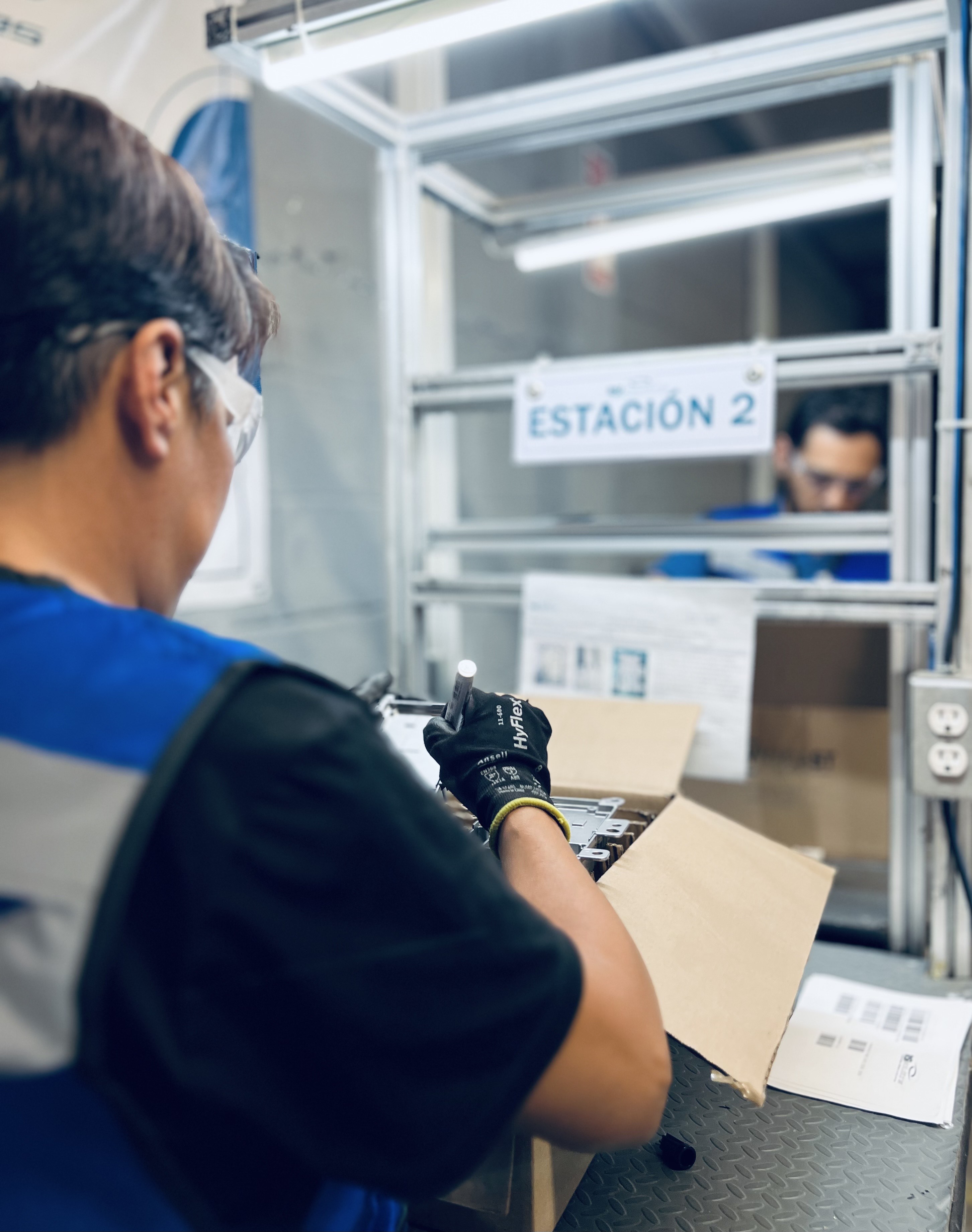 Inspector realizando inspección Go No Go a una pieza metálica