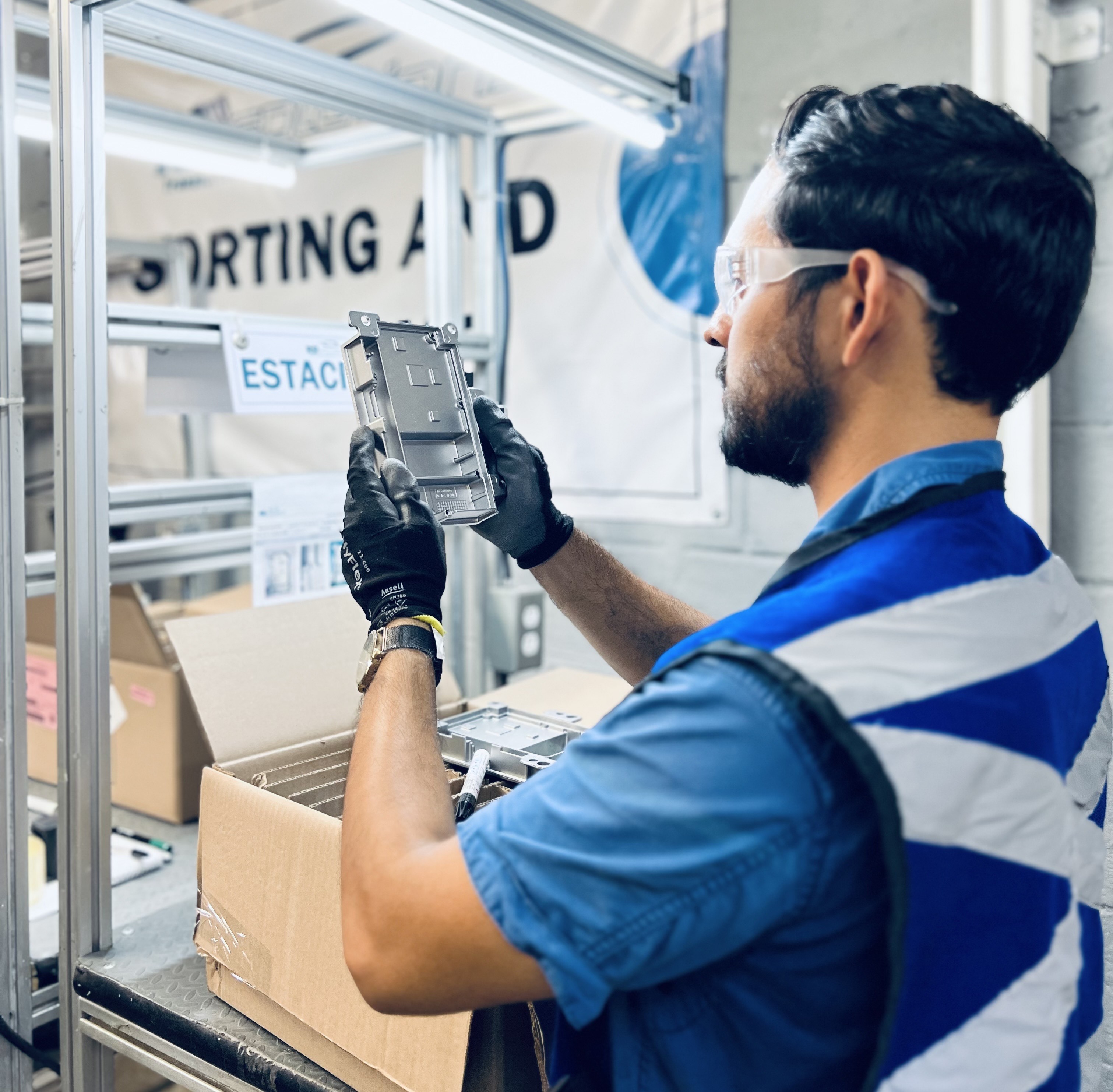 Técnico realizando retrabajo de precisión sobre componentes metálicos